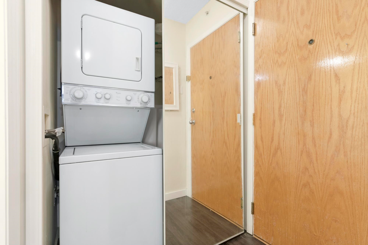 Entry Foyer Photo of 2010 939 Homer Street, Vancouver, BC