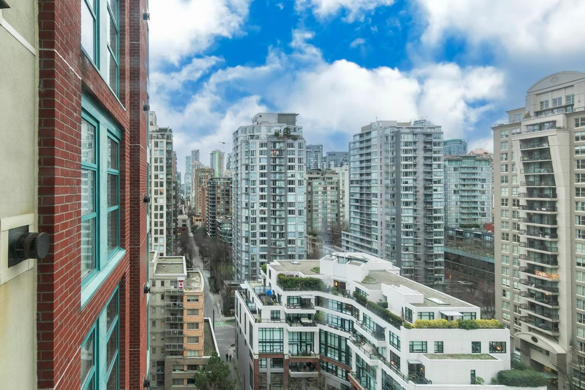 Hallway Photo of 2010 939 Homer Street, Vancouver, BC