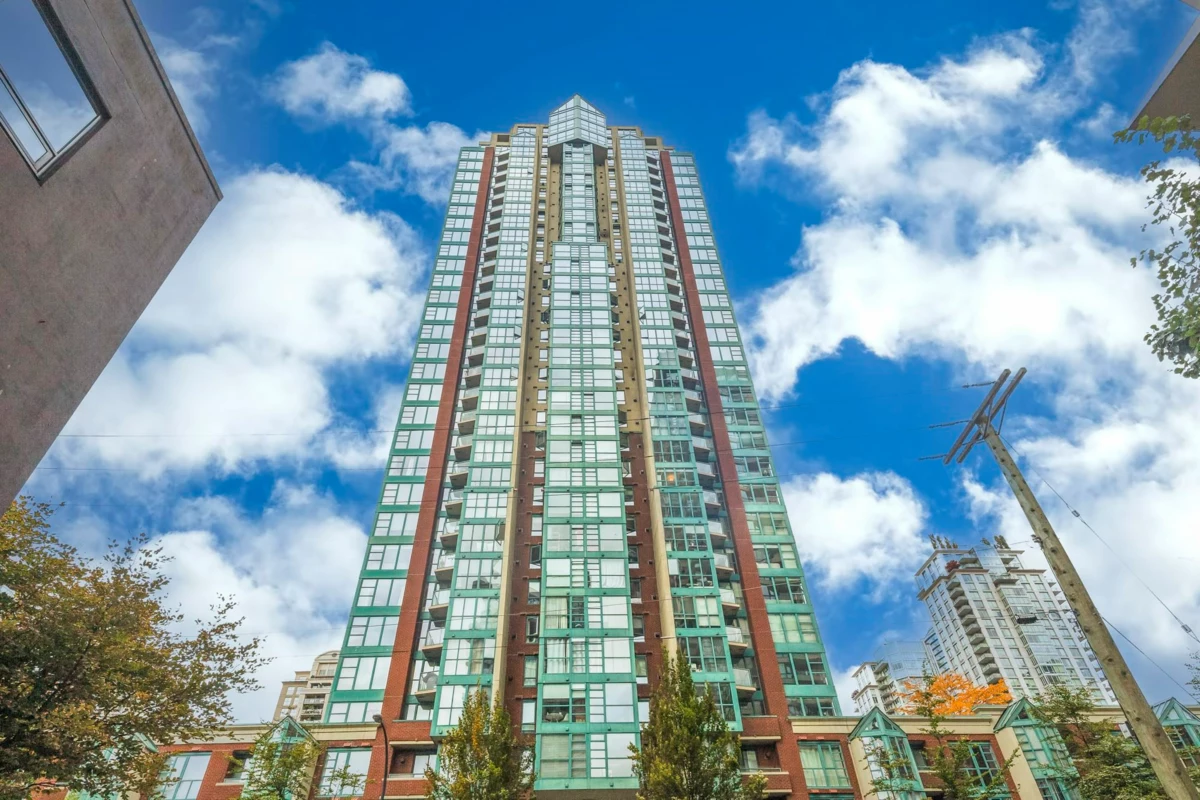 Kitchen Photo of 2010 939 Homer Street, Vancouver, BC