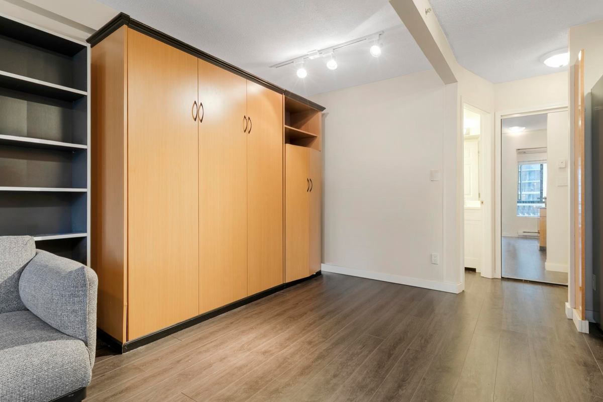 Laundry Room Photo of 2010 939 Homer Street, Vancouver, BC