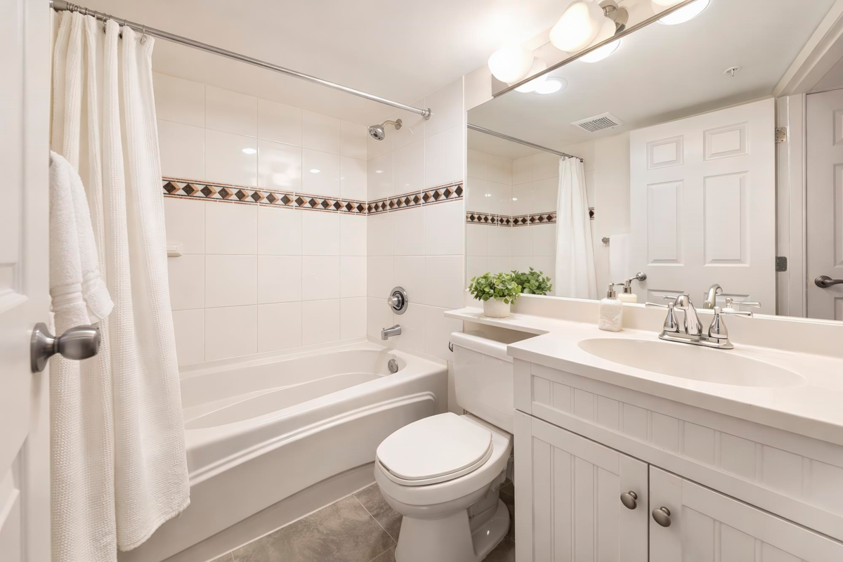 Mudroom Photo of 2010 939 Homer Street, Vancouver, BC