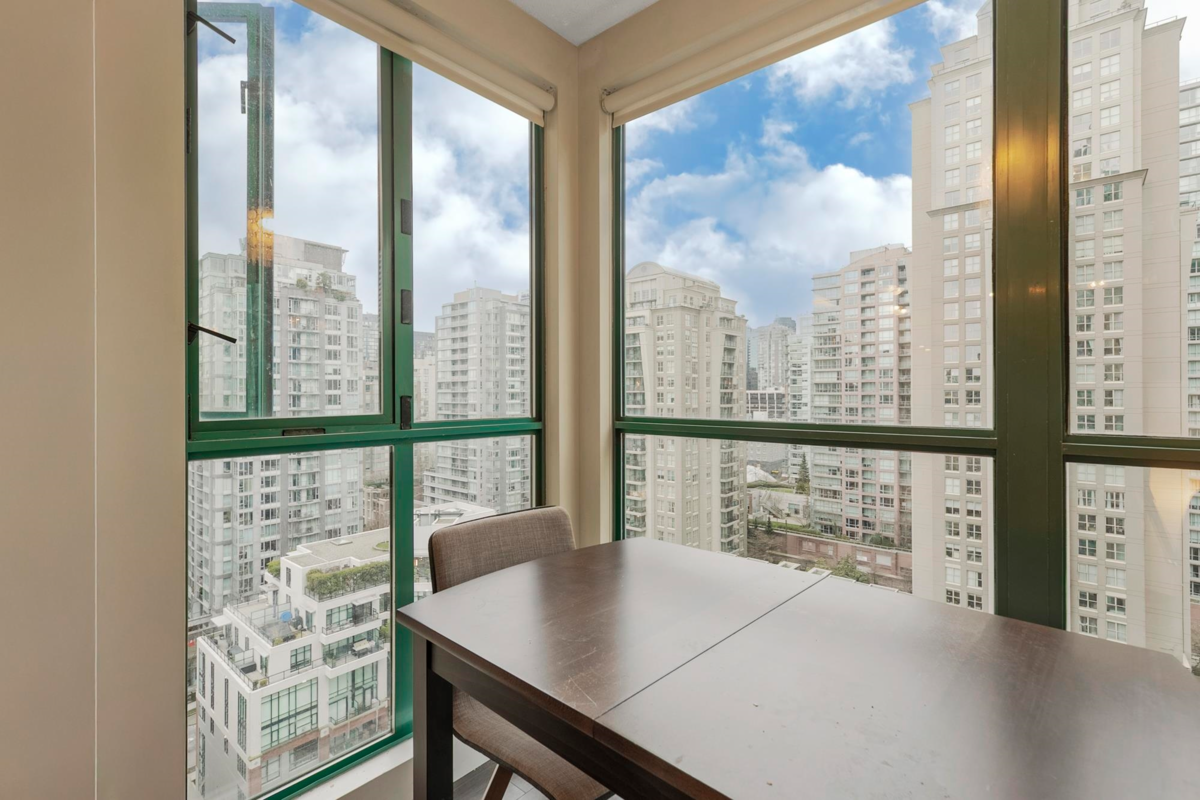 Powder Room Photo of 2010 939 Homer Street, Vancouver, BC