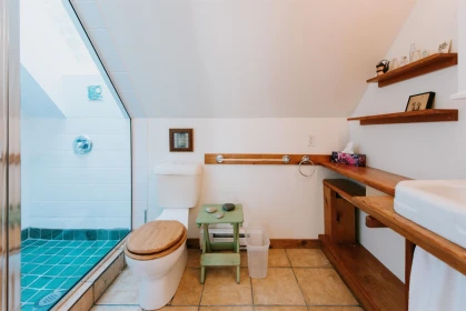 Guest Bathroom Photo of 981 Conrad Road, Roberts Creek, BC