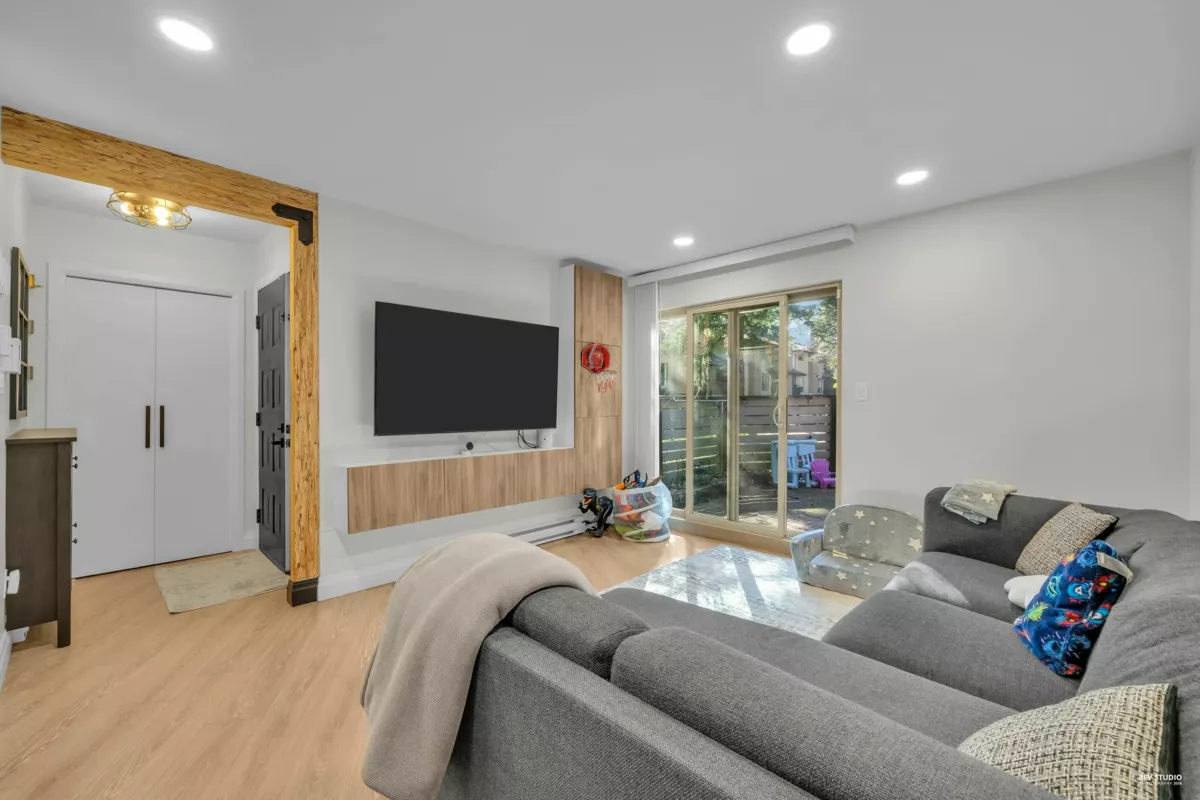 Kitchen Island Photo of 14826 Holly Park Lane, Surrey, BC