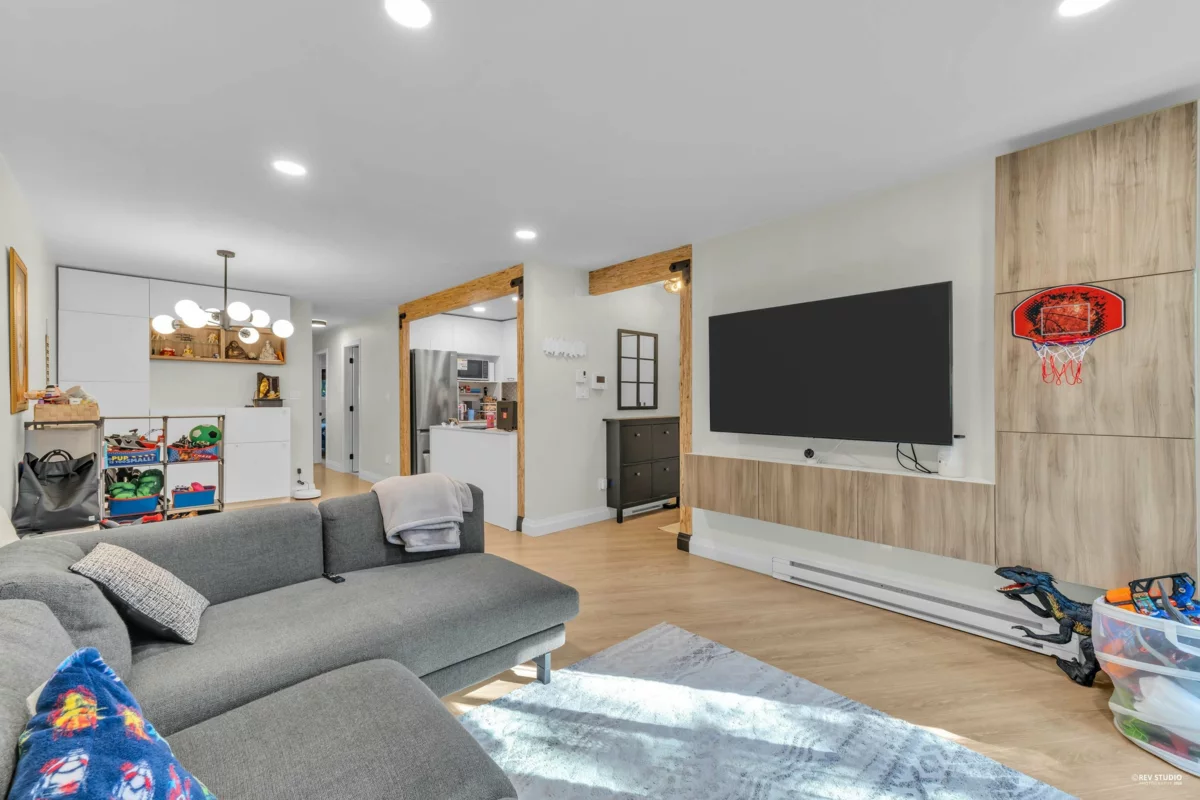 Living Room Photo of 14826 Holly Park Lane, Surrey, BC