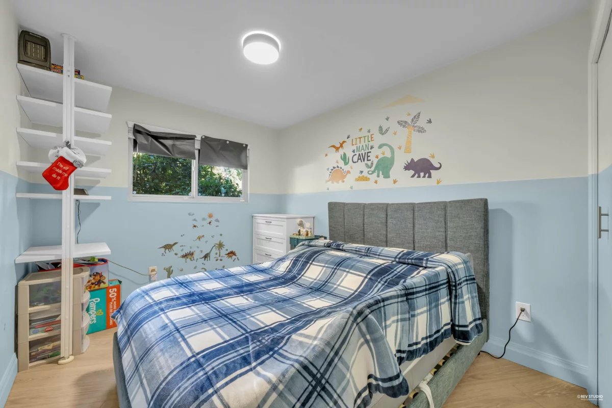 Walk-In Closet Photo of 14826 Holly Park Lane, Surrey, BC