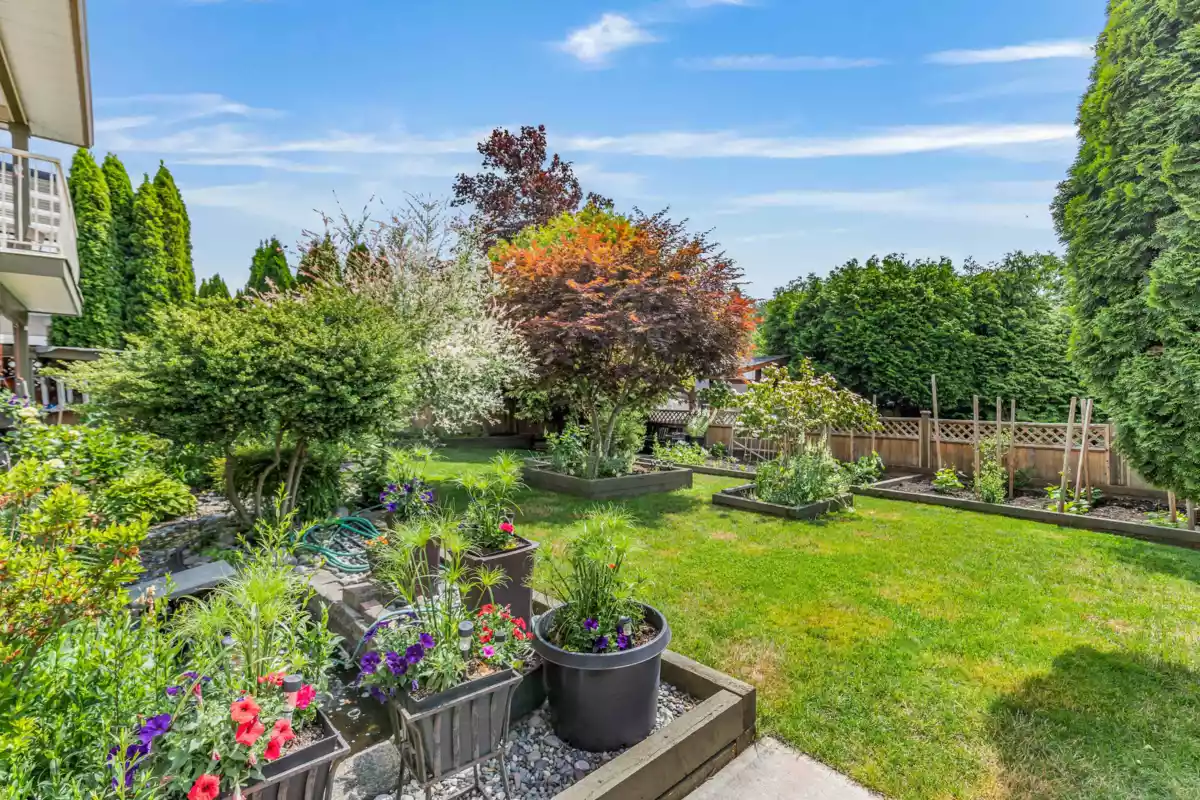 Swimming Pool Photo of 11728 Creekside Street, Maple Ridge, BC