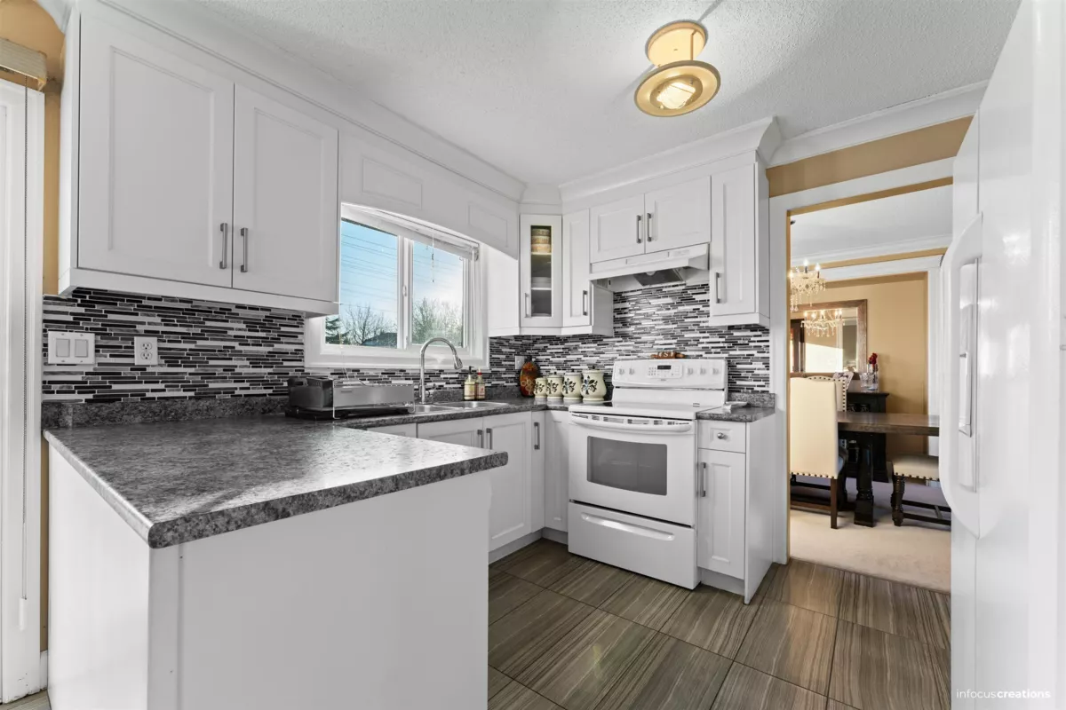 Breakfast Nook Photo of 15796 95a Avenue, Surrey, BC