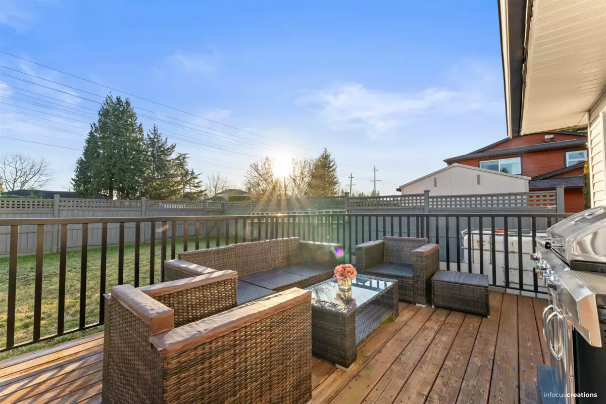 Family Room Photo of 15796 95a Avenue, Surrey, BC