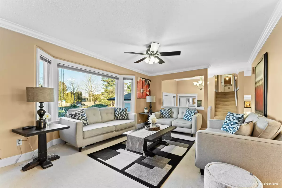 Kitchen Island Photo of 15796 95a Avenue, Surrey, BC
