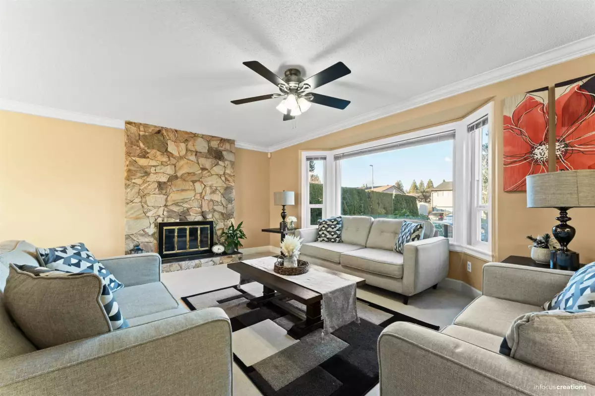 Kitchen Photo of 15796 95a Avenue, Surrey, BC