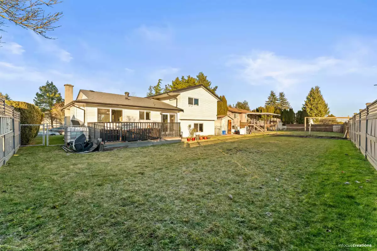 Living Room Photo of 15796 95a Avenue, Surrey, BC