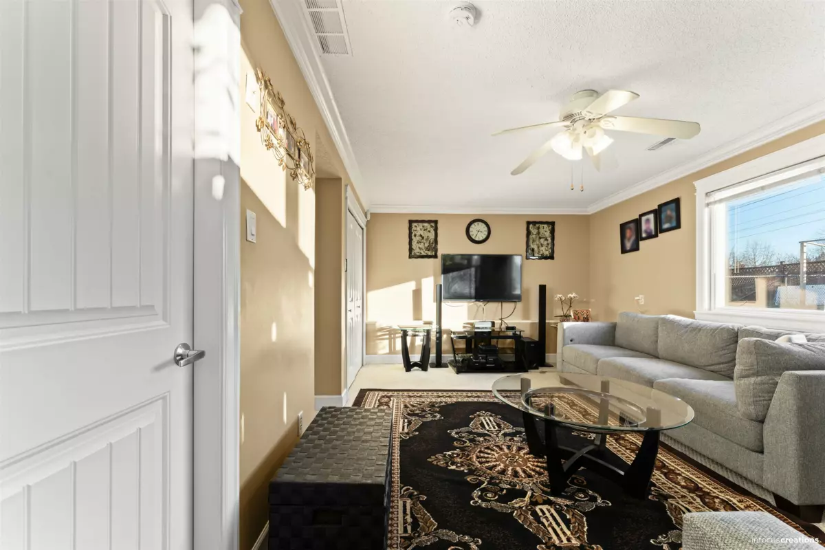 Primary Bathroom Photo of 15796 95a Avenue, Surrey, BC