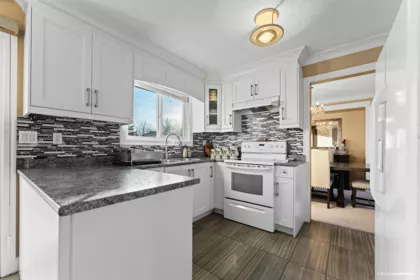 Breakfast Nook Photo of 15796 95a Avenue, Surrey, BC