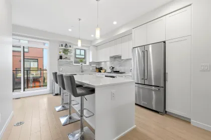 Kitchen Island Photo of 150 4738 Hemlock Way, Tsawwassen, BC