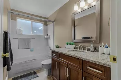 Hallway Photo of 3550 Mckinley Drive, Abbotsford, BC