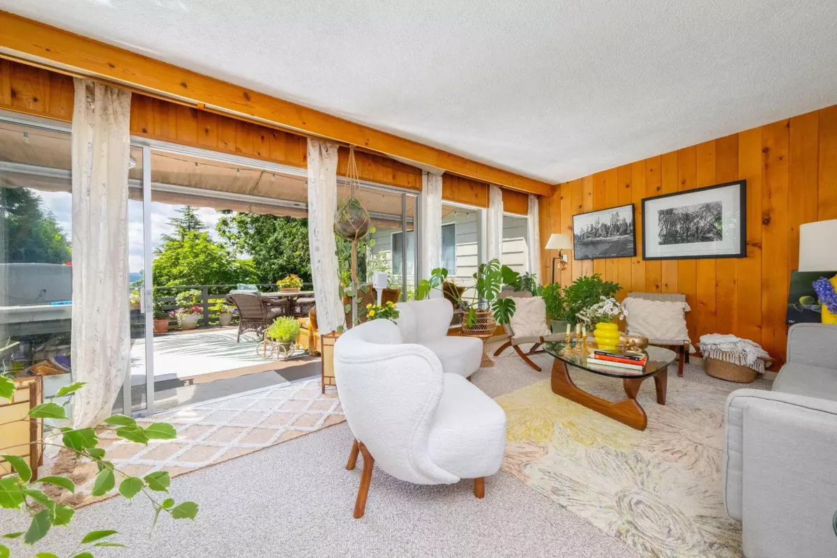 Dining Area Photo of 1580 Mathers Avenue, West Vancouver, BC