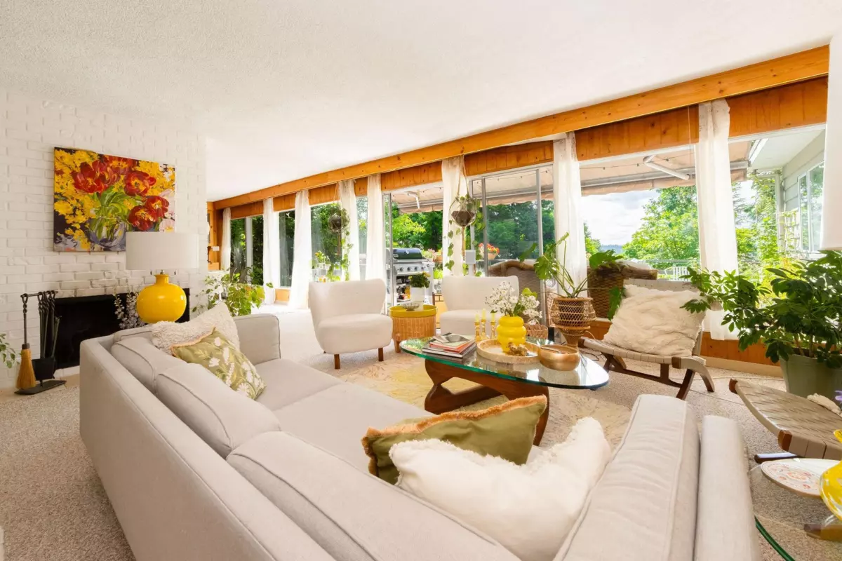 Family Room Photo of 1580 Mathers Avenue, West Vancouver, BC