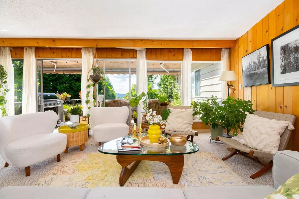Living Room Photo of 1580 Mathers Avenue, West Vancouver, BC