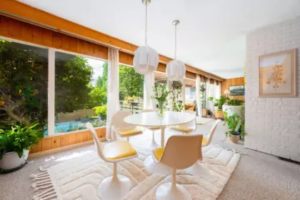 Kitchen Island Photo of 1580 Mathers Avenue, West Vancouver, BC