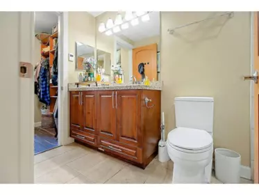 Primary Bathroom Photo of 427 2860 Trethewey Street, Abbotsford, BC