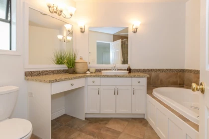 Guest Bathroom Photo of 15342 Killarney Court, Surrey, BC