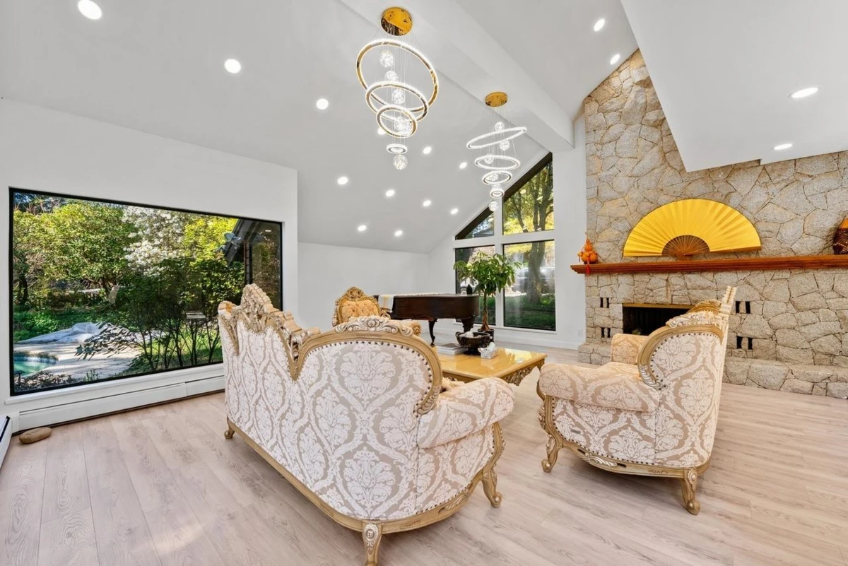 Dining Area Photo of 5260 Kew Road, West Vancouver, BC