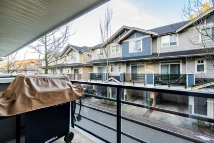 Entry Foyer Photo of 30 6383 140th St Street, Surrey, BC