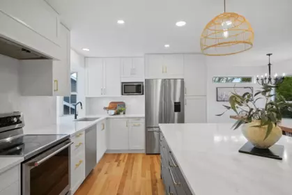 Kitchen Island Photo of 21831 44a Avenue, Langley, BC