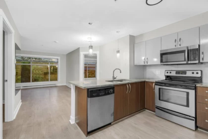 211 13555 Gateway Drive, Surrey, BC, Surrey — Apartment/Condo for sale