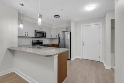 211 13555 Gateway Drive, Surrey, BC, Surrey — Apartment/Condo for sale