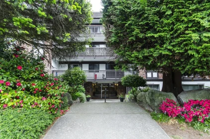 Entry Foyer Photo of 303 1610 Chesterfield Avenue, North Vancouver, BC