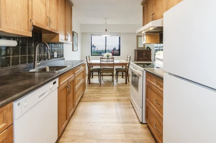 Kitchen Island Photo of 303 1610 Chesterfield Avenue, North Vancouver, BC