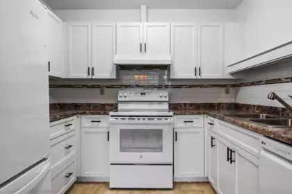 Kitchen Island Photo of 14 2456 Ware Street, Abbotsford, BC
