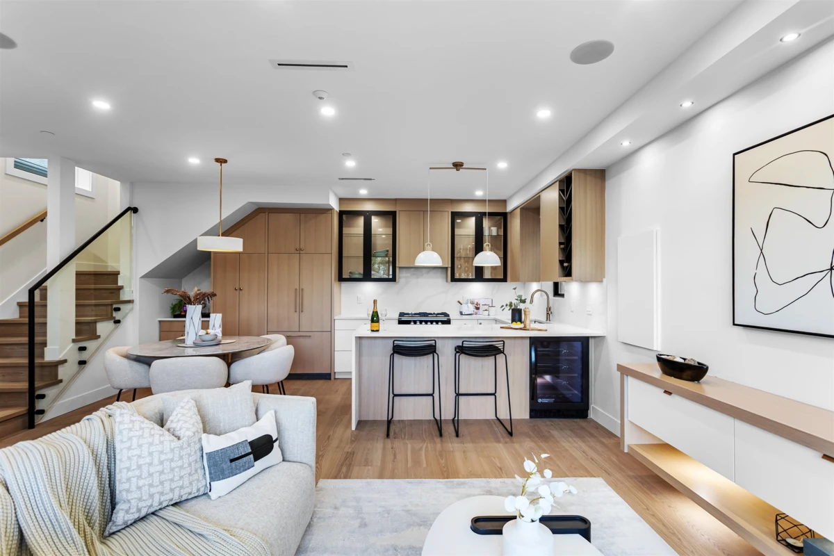 Dining Area Photo of 1 165 E 45th Avenue, Vancouver, BC
