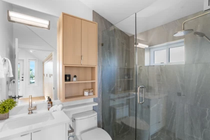 Powder Room Photo of 1 165 E 45th Avenue, Vancouver, BC