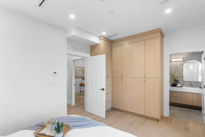 Walk-In Closet Photo of 1 165 E 45th Avenue, Vancouver, BC