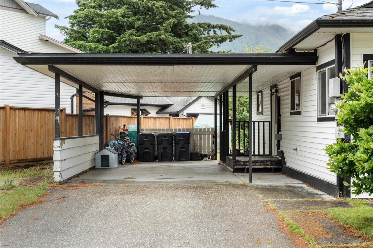 Living Room Photo of 439 5th Avenue, Hope, BC