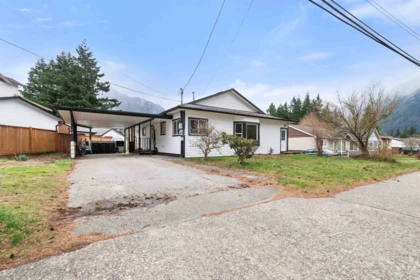 439 5th Avenue, Hope, BC, Hope — Single Family Residence for sale