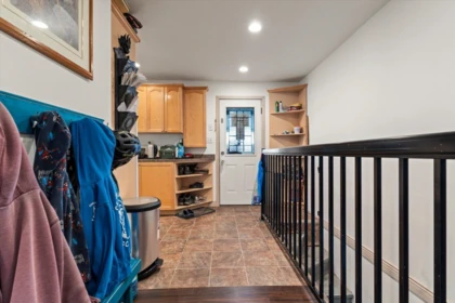 Entry Foyer Photo of 439 5th Avenue, Hope, BC