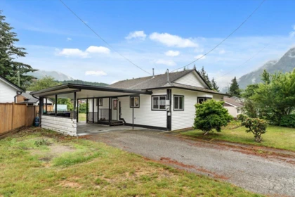 439 5th Avenue, Hope, BC, Hope — Single Family Residence for sale