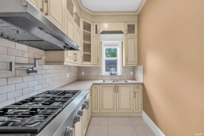 Kitchen Island Photo of 9420 Piermond Road, Richmond, BC