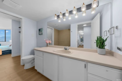 Mudroom Photo of 2001 6540 Burlington Avenue, Burnaby, BC