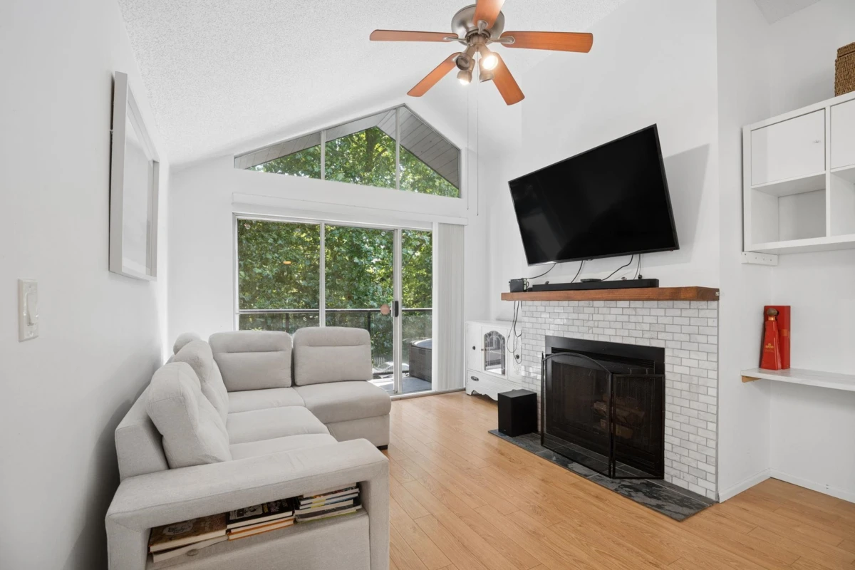 Family Room Photo of 303 230 Mowat Street, New Westminster, BC