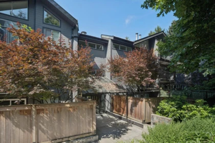 Front Yard Photo of 303 230 Mowat Street, New Westminster, BC