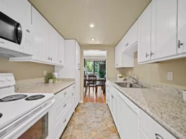 Walk-In Closet Photo of 1789 Lilac Drive, White Rock, BC