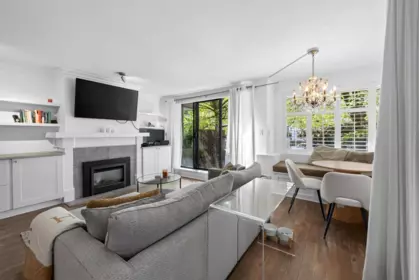 Kitchen Photo of 101 1702 Chesterfield Avenue, North Vancouver, BC
