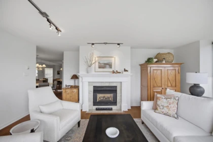 Dining Area Photo of 706 1500 Hornby Street, Vancouver, BC
