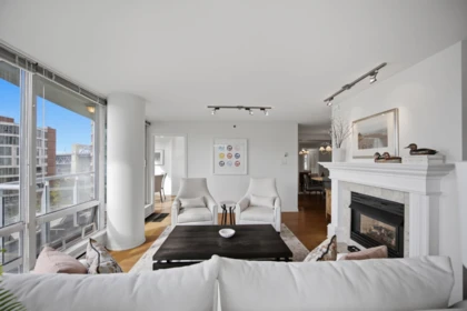 Kitchen Island Photo of 706 1500 Hornby Street, Vancouver, BC