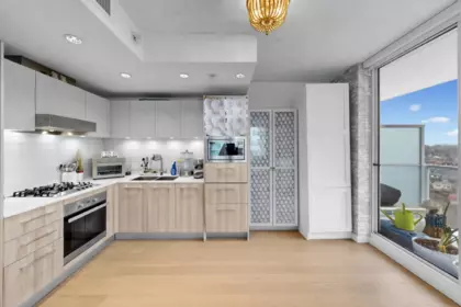 Kitchen Island Photo of 1510 2220 Kingsway, Vancouver, BC